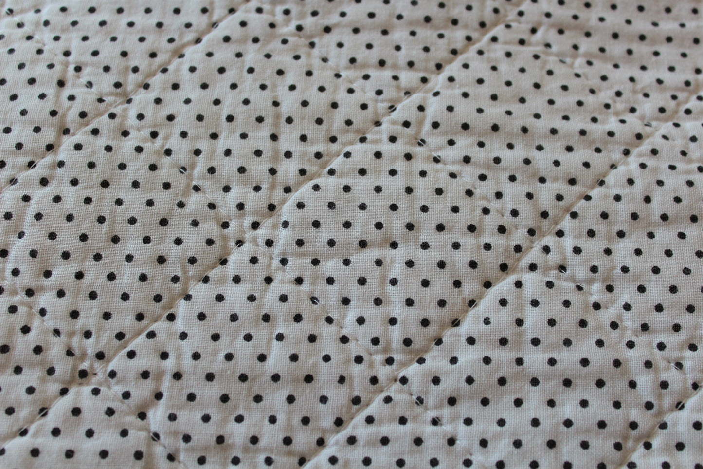 Ib Laursen - Quilt vattæppe - råhvid med sorte prikker