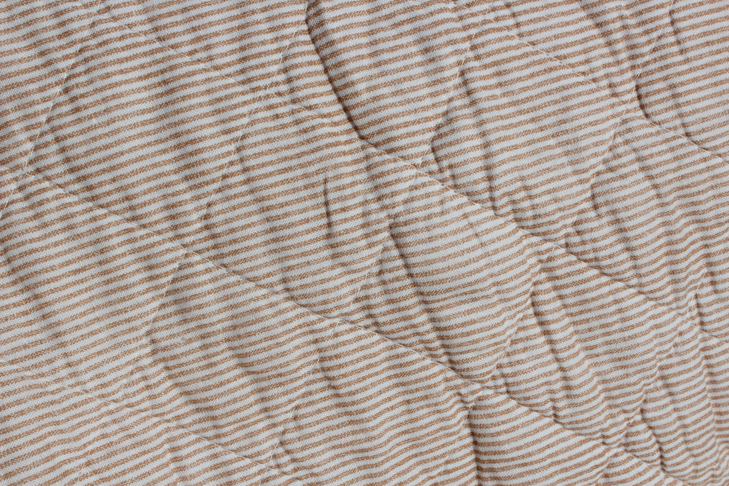 Ib Laursen -Quilt vattæppe - hvide og coral sand striber