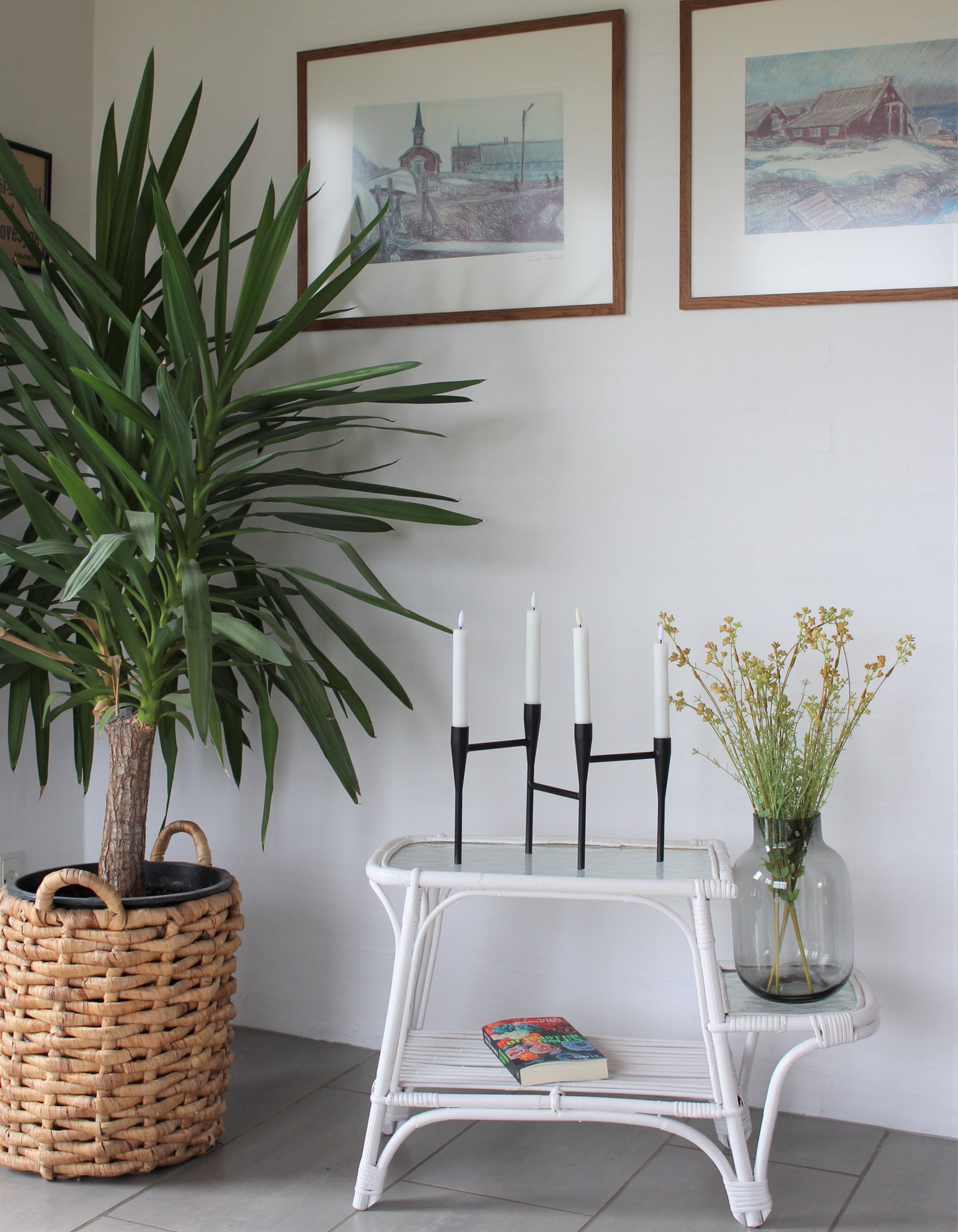 Secondhand - hvidmalet bambus bord med 2 glasplader og 1 hylde