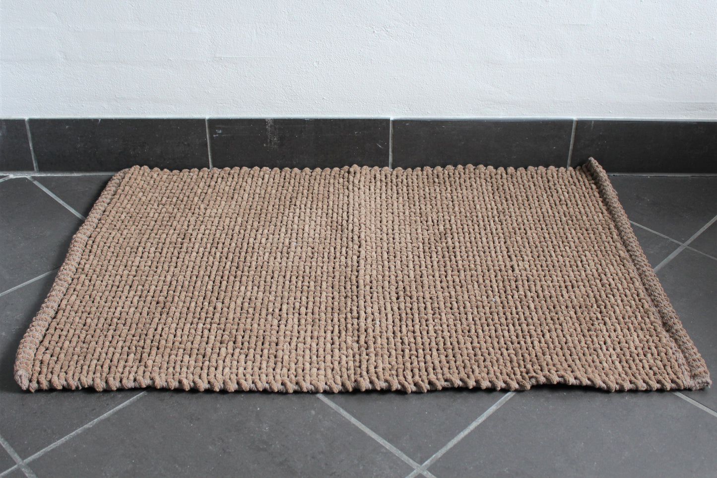 Bademåtter - 1 x brun (Taupe) og 1 x grå, 50 x 80 cm
