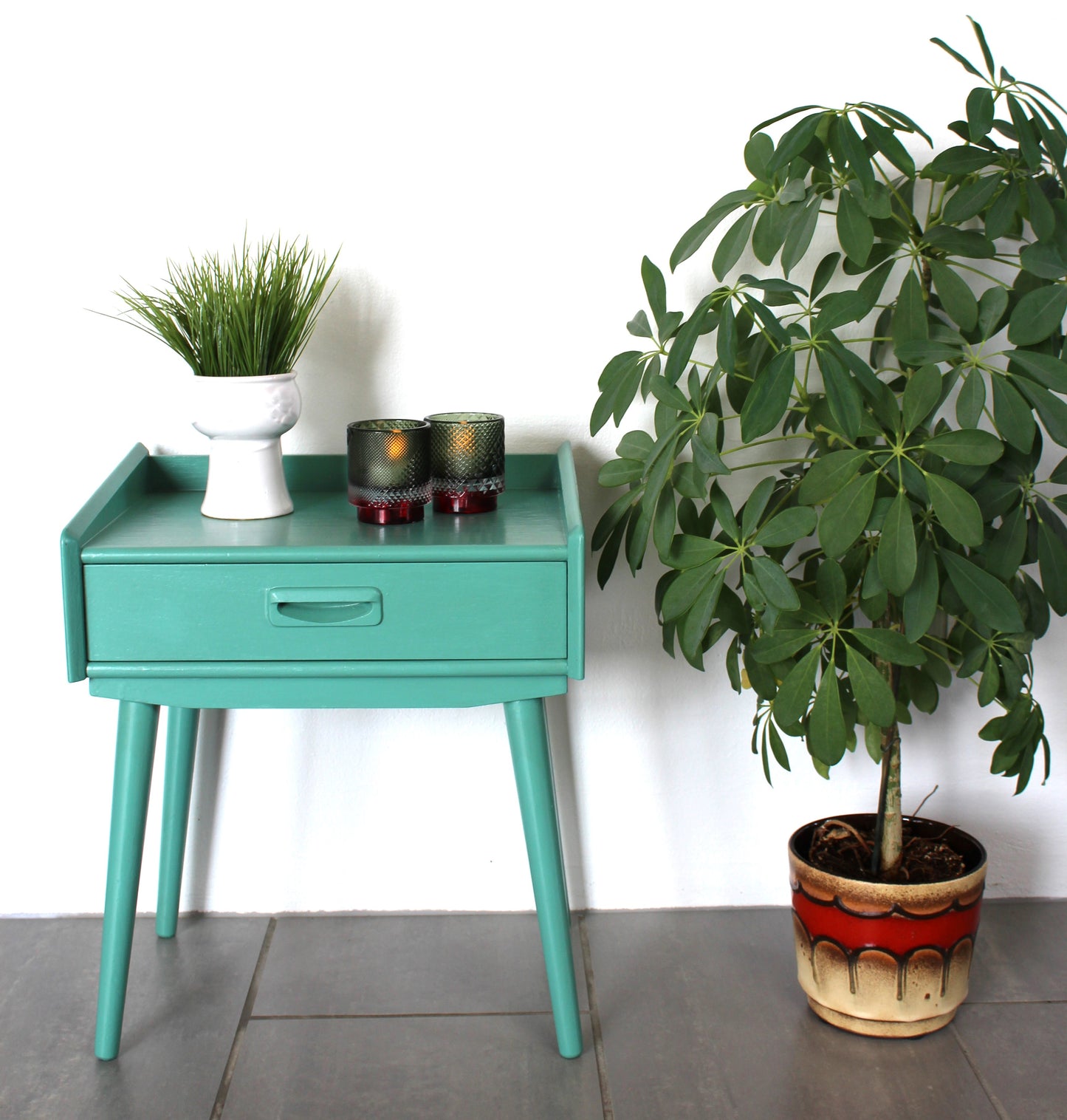 Secondhand - Sengebord på ben, malet mintgrøn