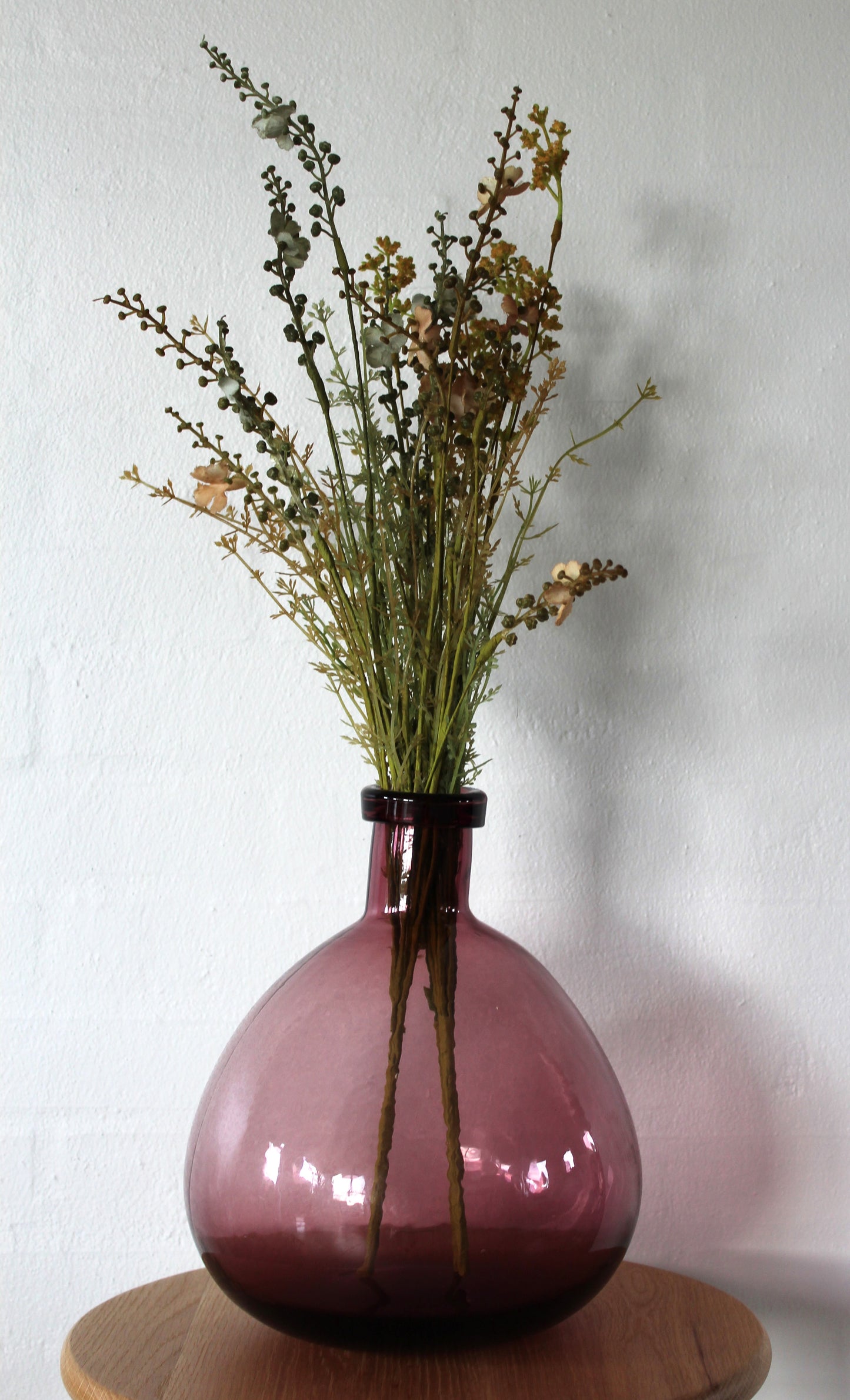 Ib laursen - Glasballon i malva farvet glas H 27 cm inkl. 3 stilke ass. kunstige blomster