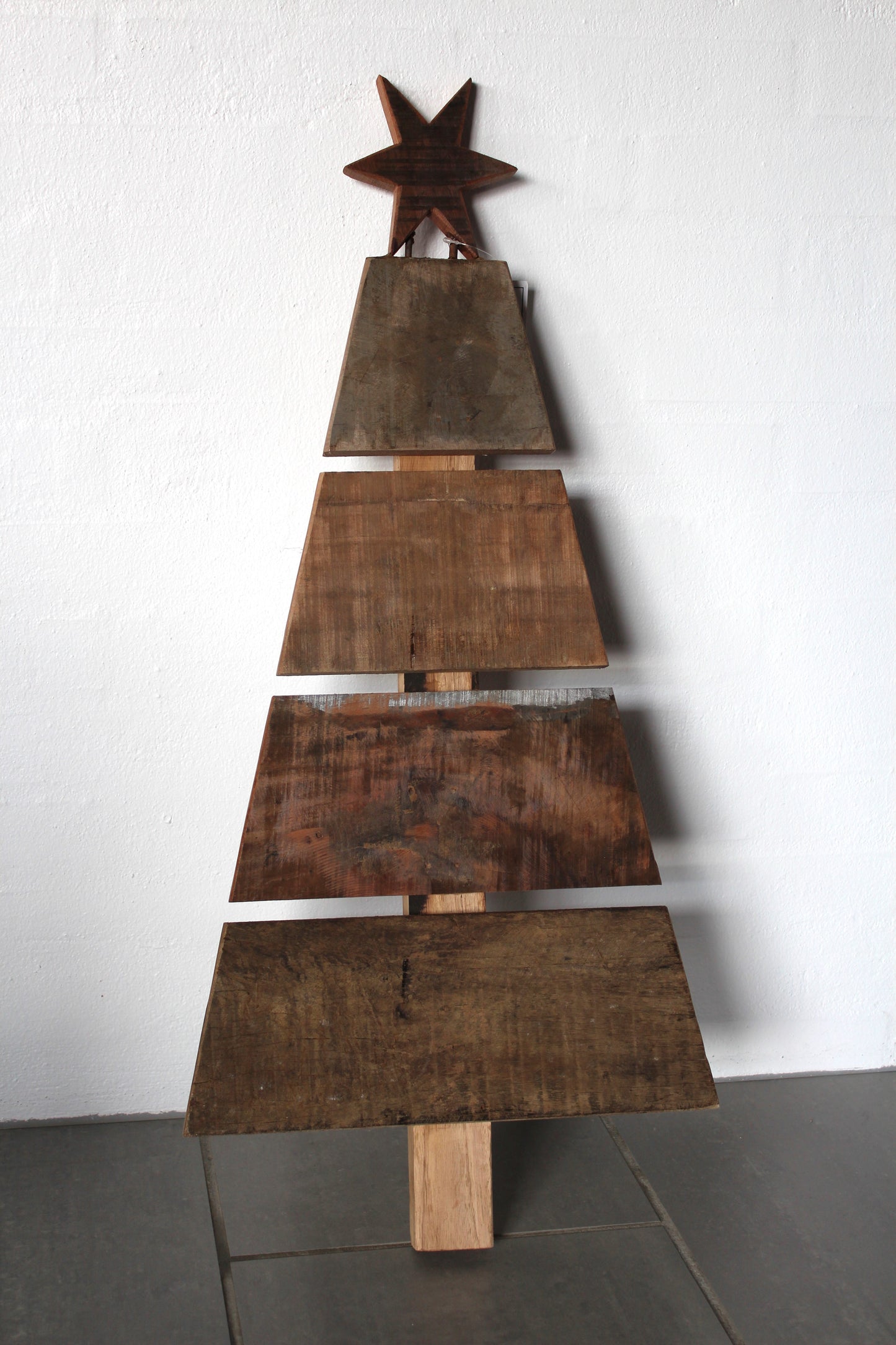 Ib Laursen - juletræ af genbrugstræ (UNIKA) H 78 cm