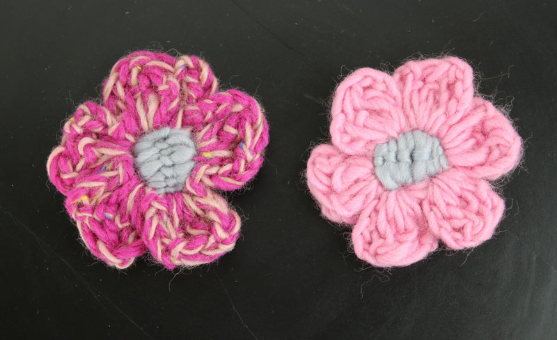 Homemade -2 stk. hæklede blomster brocher (uld)(1)