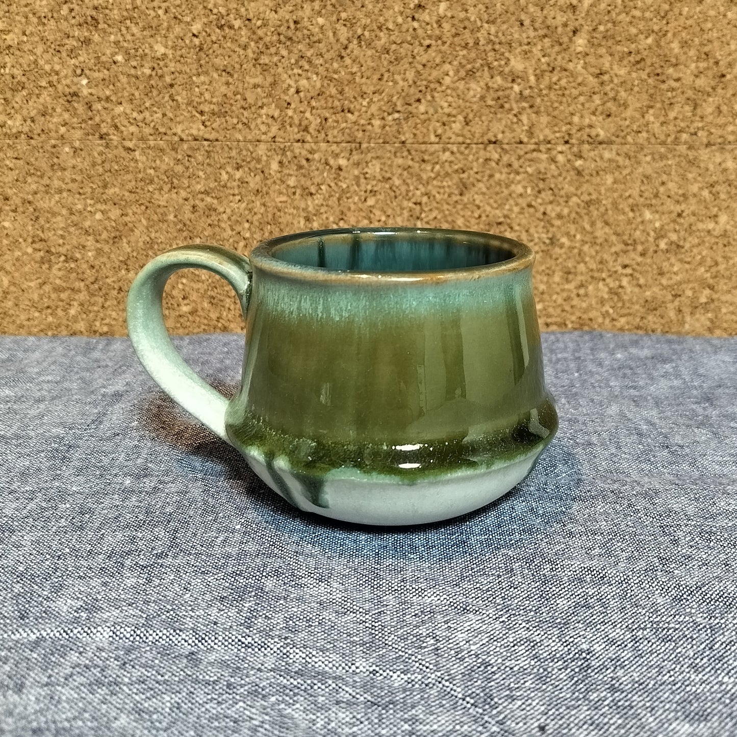 Ib Laursen - Kalmar krus med hank og mosgrøn glasur