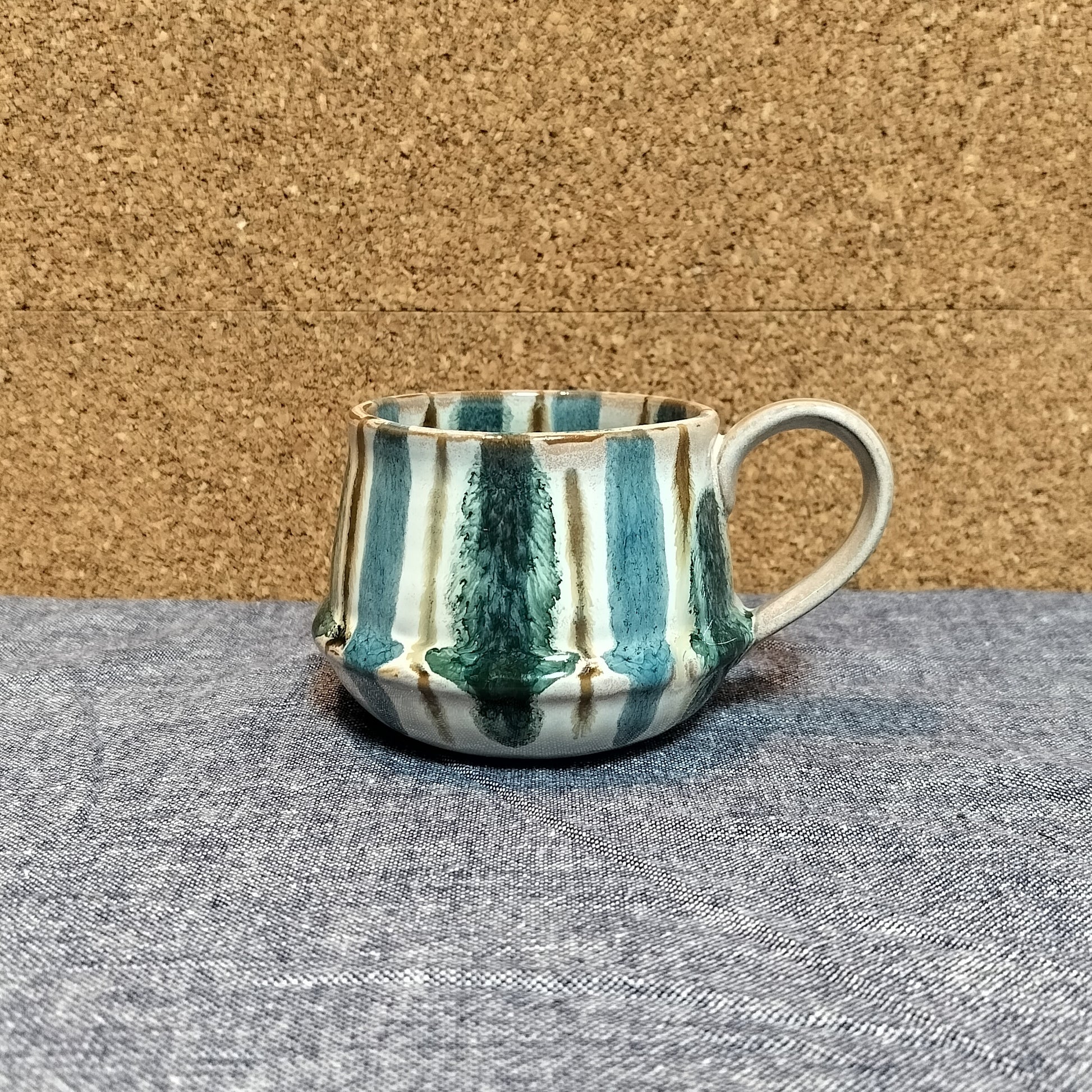 Ib Laursen - Kalmar krus med hank støvblå og brune striber