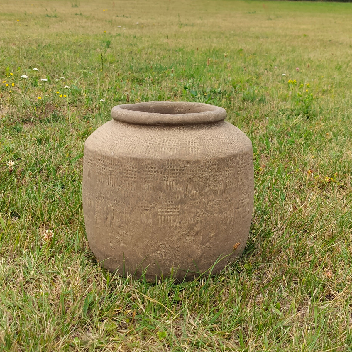 Skjuler med præget mønster Mørk Sand Ø 23 x H 22 cm