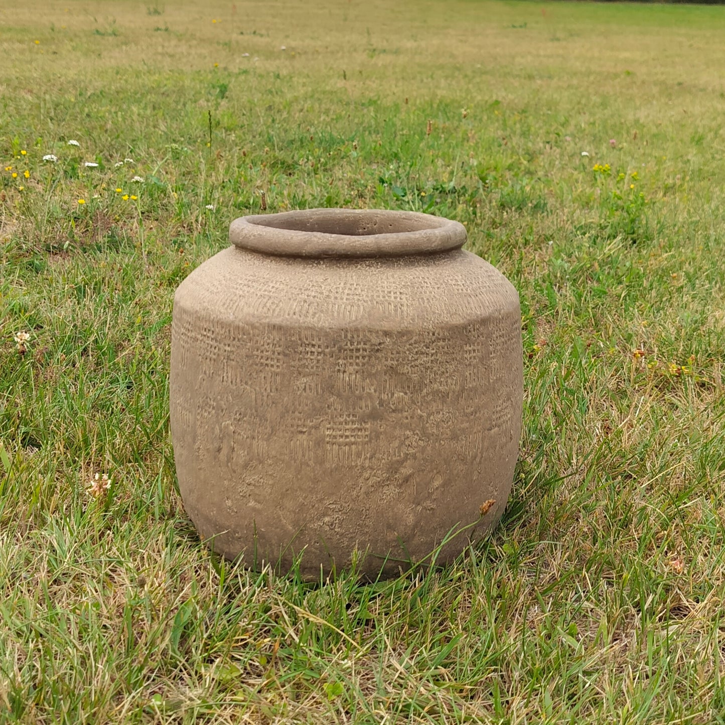 Skjuler med præget mønster Mørk Sand Ø 23 x H 22 cm