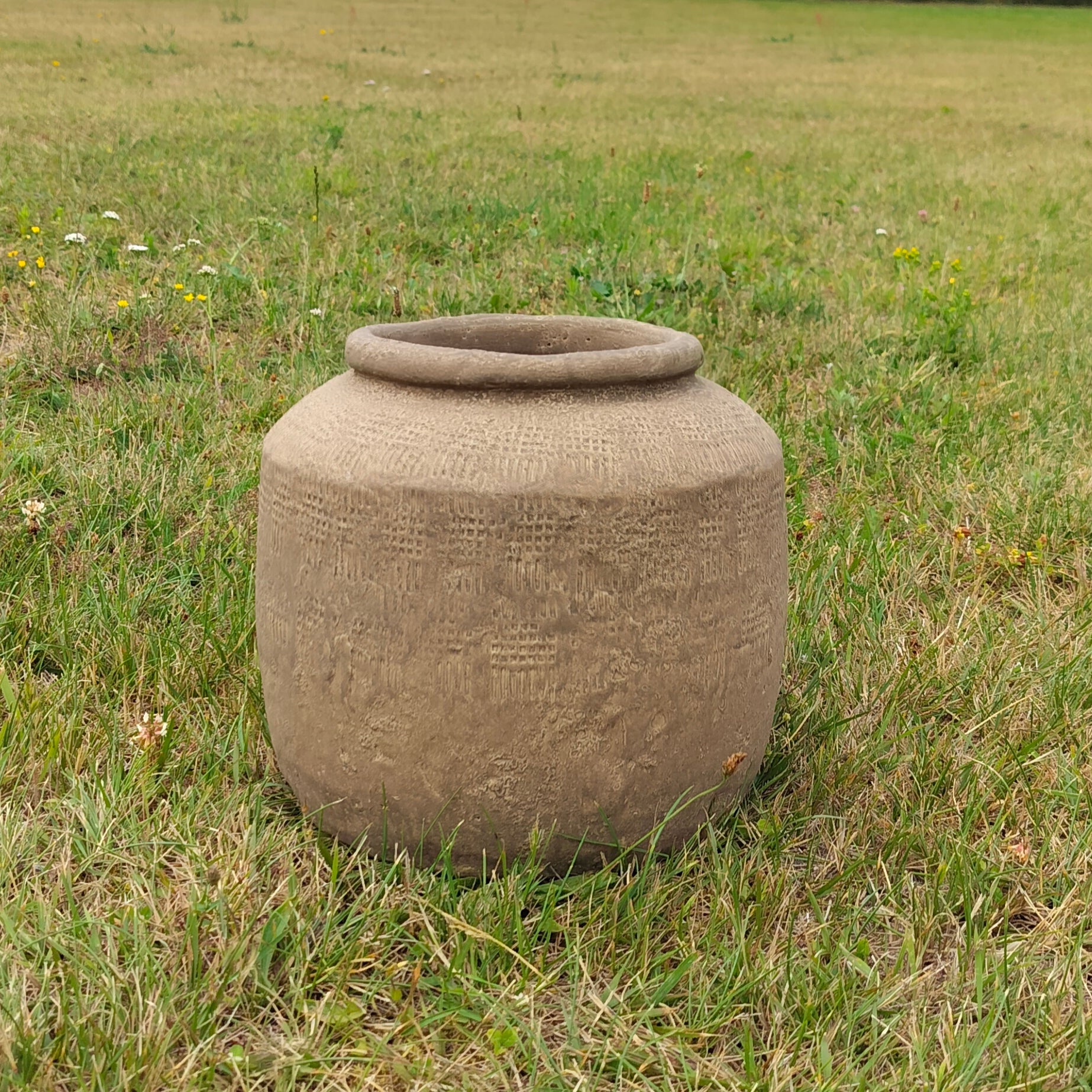 Skjuler med præget mønster Mørk Sand Ø 23 x H 22 cm
