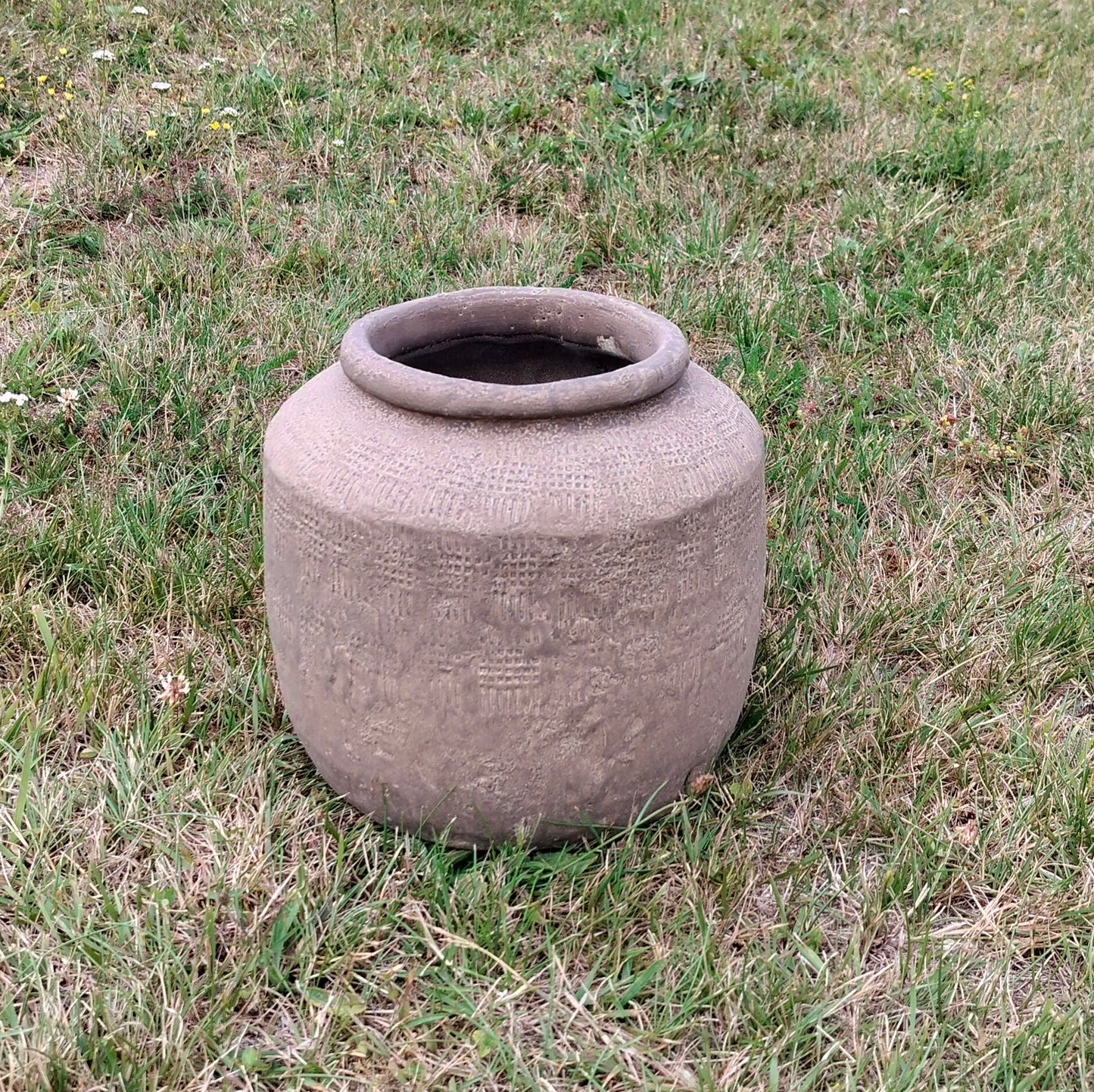Skjuler med præget mønster Mørk Sand Ø 23 x H 22 cm