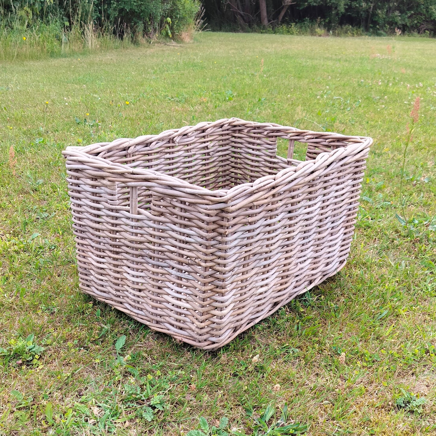 Kurv med indflettede greb (stor) L 60 x B 46 x H 36,5 cm Kollektionsprøve