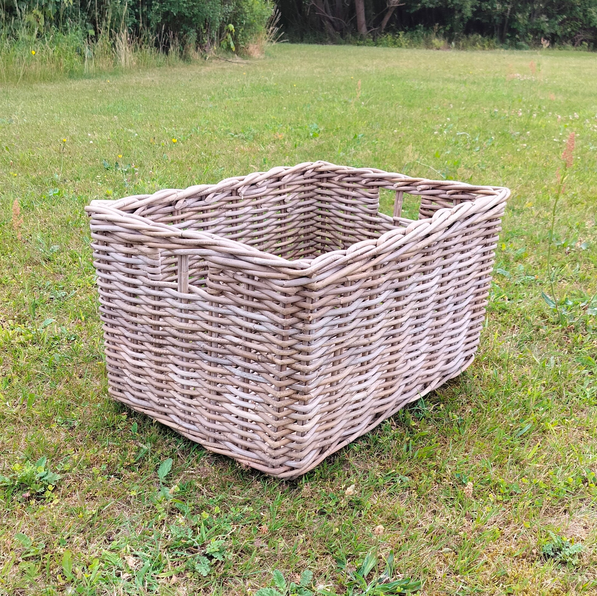 Kurv med indflettede greb (stor) L 60 x B 46 x H 36,5 cm Kollektionsprøve