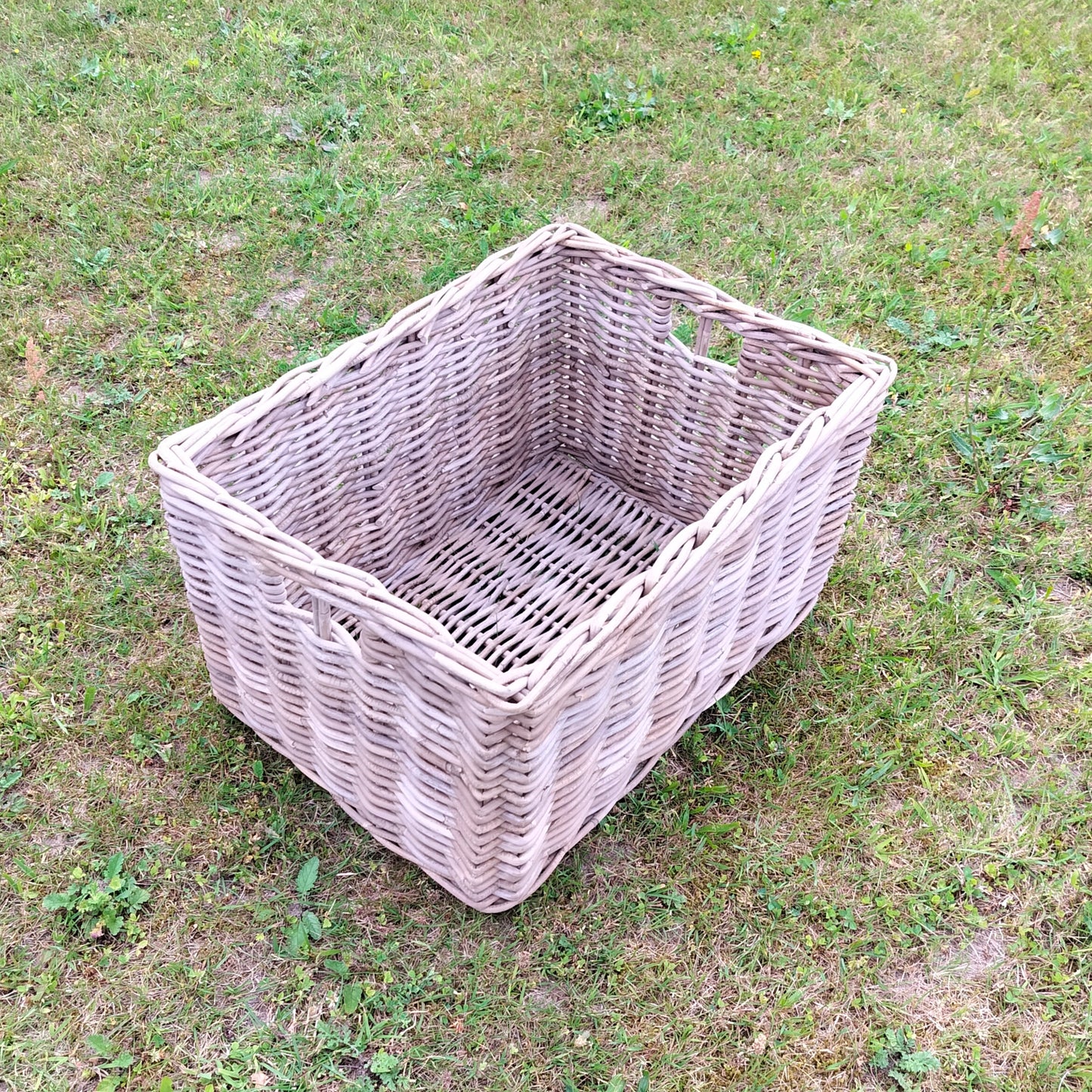 Kurv med indflettede greb (stor) L 60 x B 46 x H 36,5 cm Kollektionsprøve