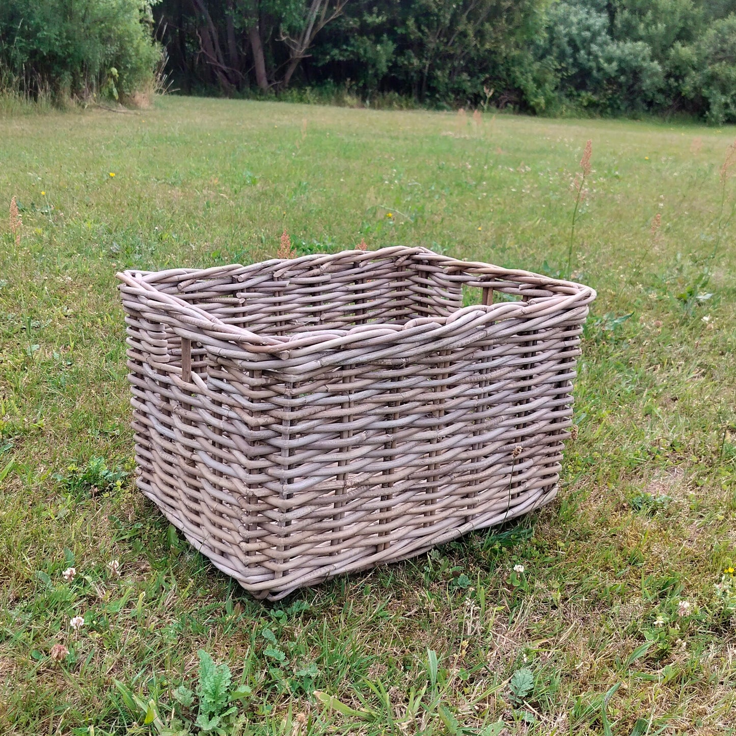 Kurv med indflettede greb (lille) L 49 x B 36 x H 29,5 cm Kollektionsprøve