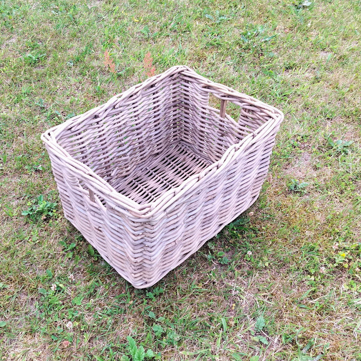 Kurv med indflettede greb (lille) L 49 x B 36 x H 29,5 cm Kollektionsprøve