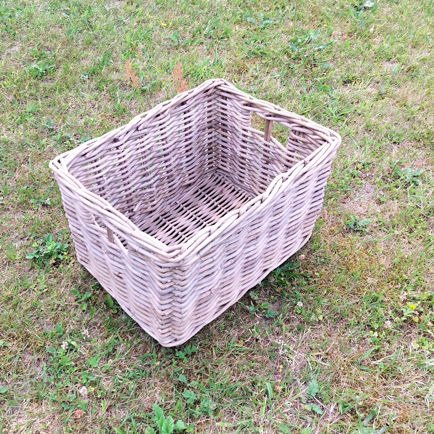 Kurv med indflettede greb (lille) L 49 x B 36 x H 29,5 cm Kollektionsprøve