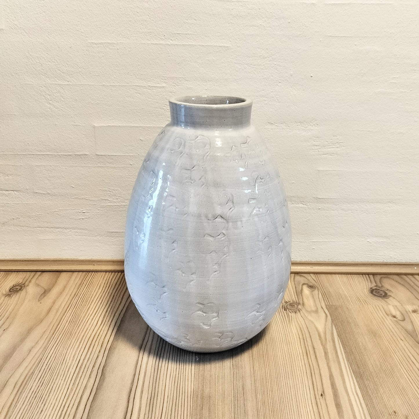 Krukke rustik med mønster og hvid glasur udvendig H 32 cm