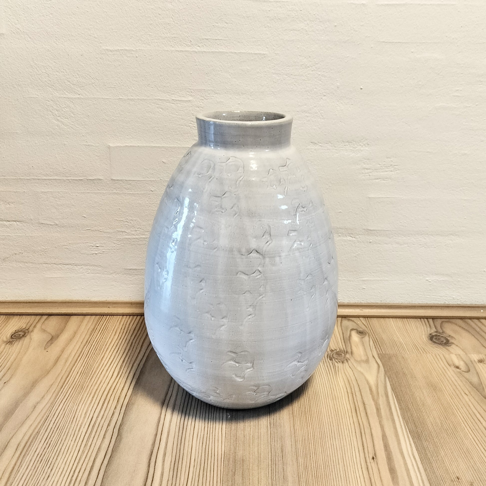 Krukke rustik med mønster og hvid glasur udvendig H 32 cm