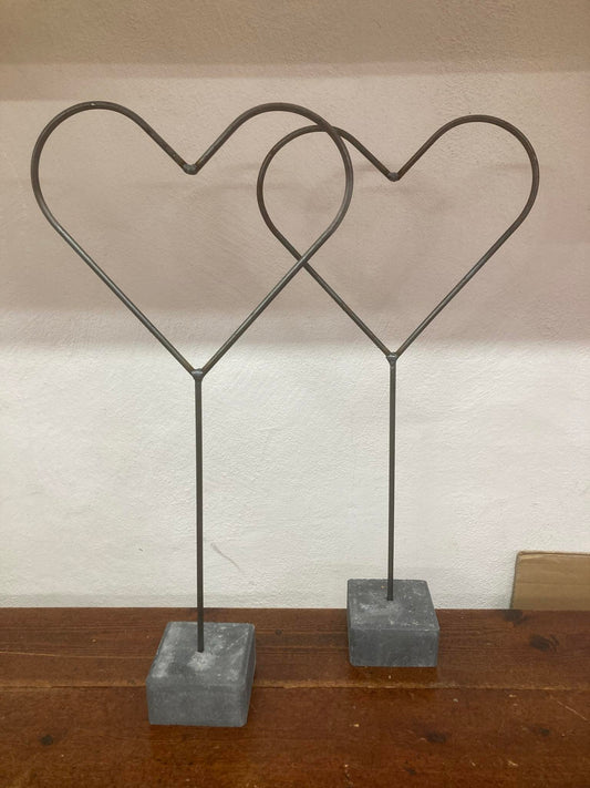 2 store metal hjerter på sten