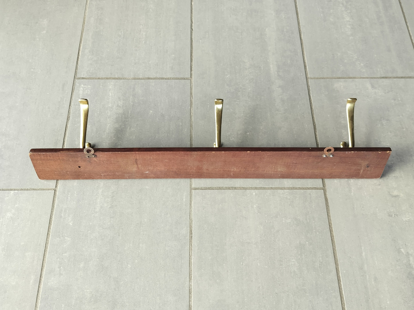 Secondhand - Teak knagerække med 3 messing dobbelt knager L 76,5 cm