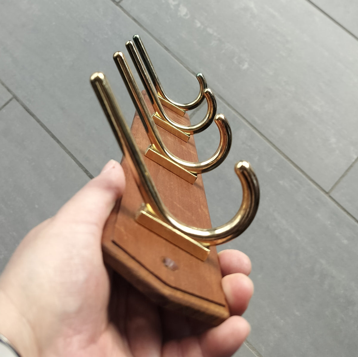 Teak knagerække med 4 messing dobbelt knager L 40 cm