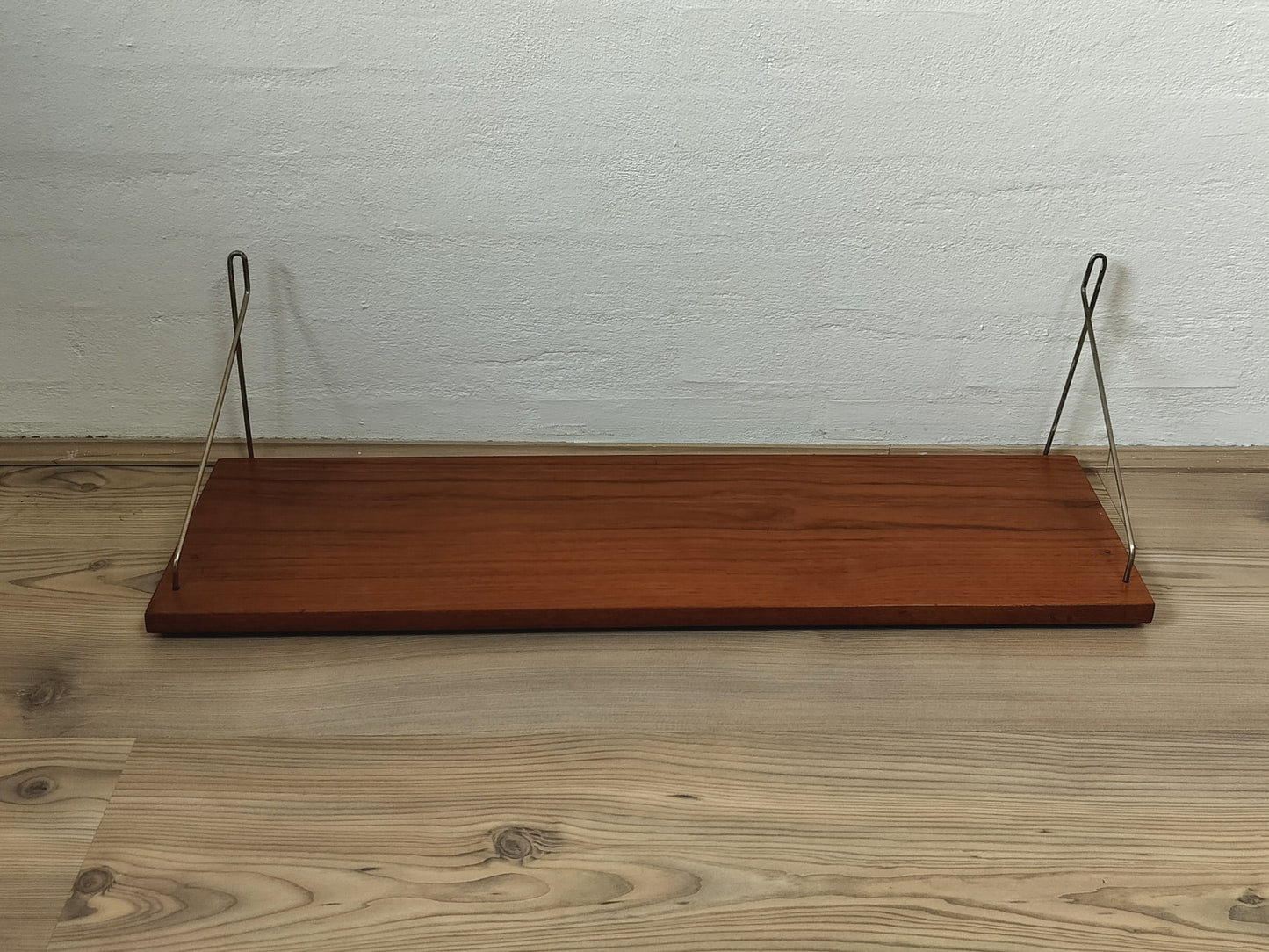 Secondhand - Teak hylde med ophæng L 70 x D 20 x H 20 cm.