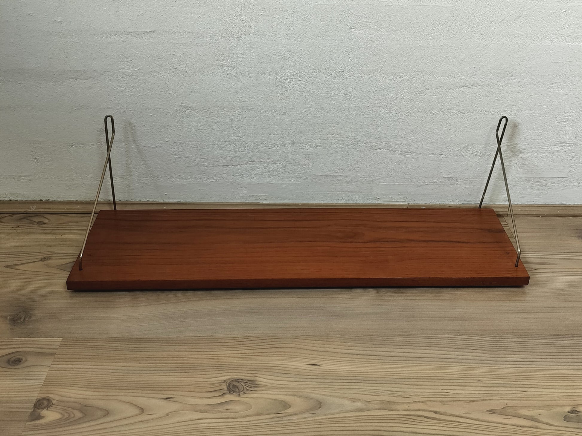 Secondhand - Teak hylde med ophæng L 70 x D 20 x H 20 cm.