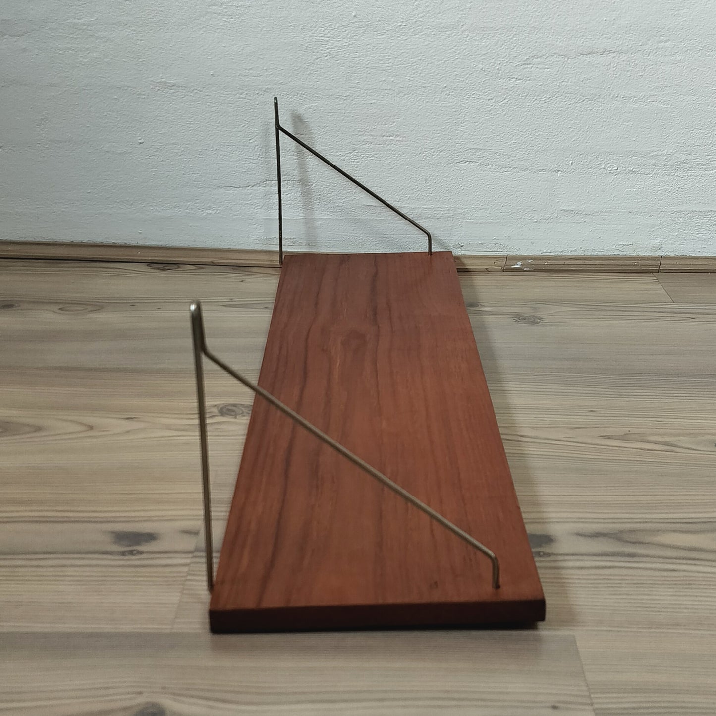 Secondhand - Teak hylde med ophæng L 70 x D 20 x H 20 cm.