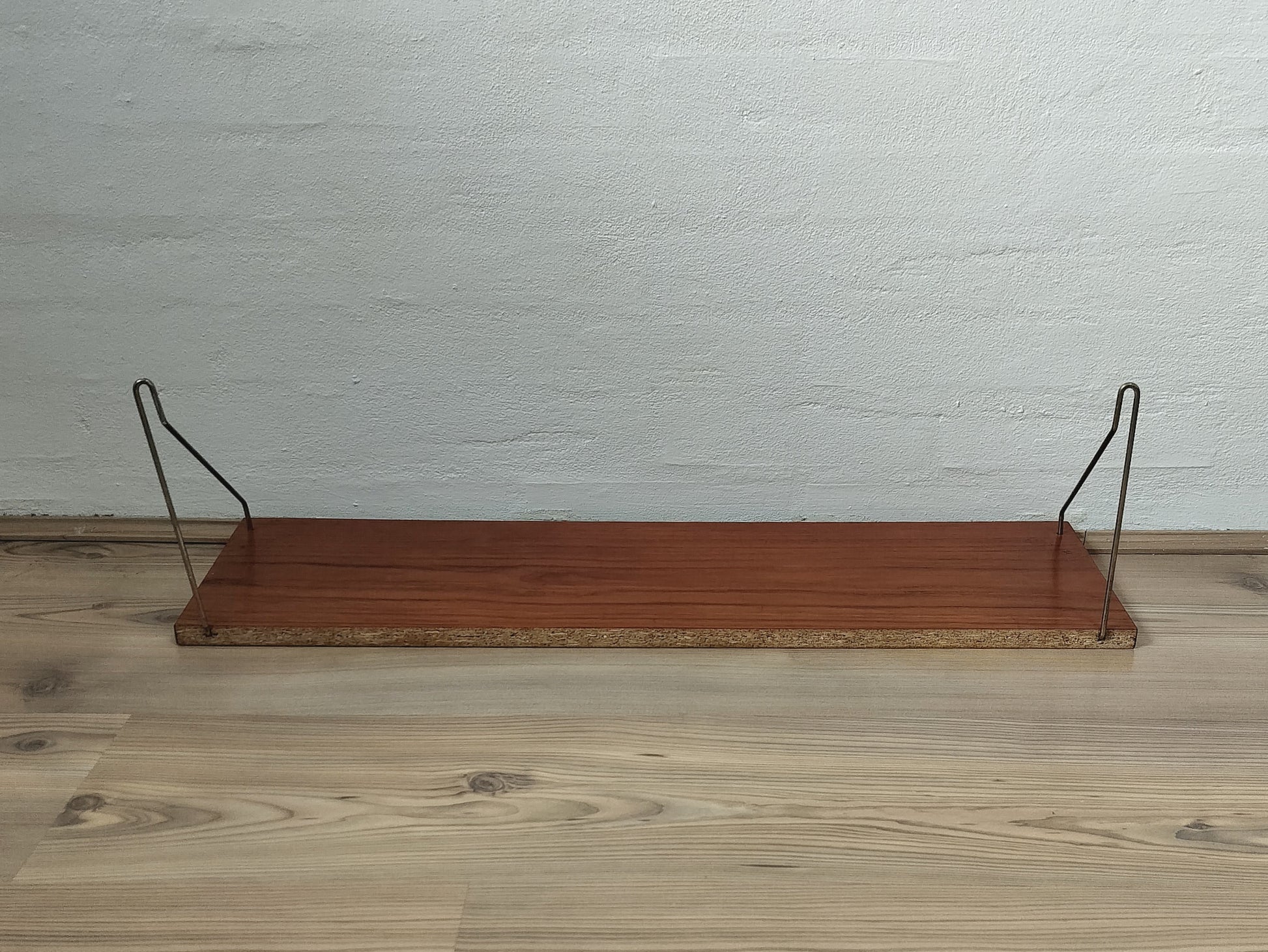 Secondhand - Teak hylde med ophæng L 70 x D 20 x H 20 cm.