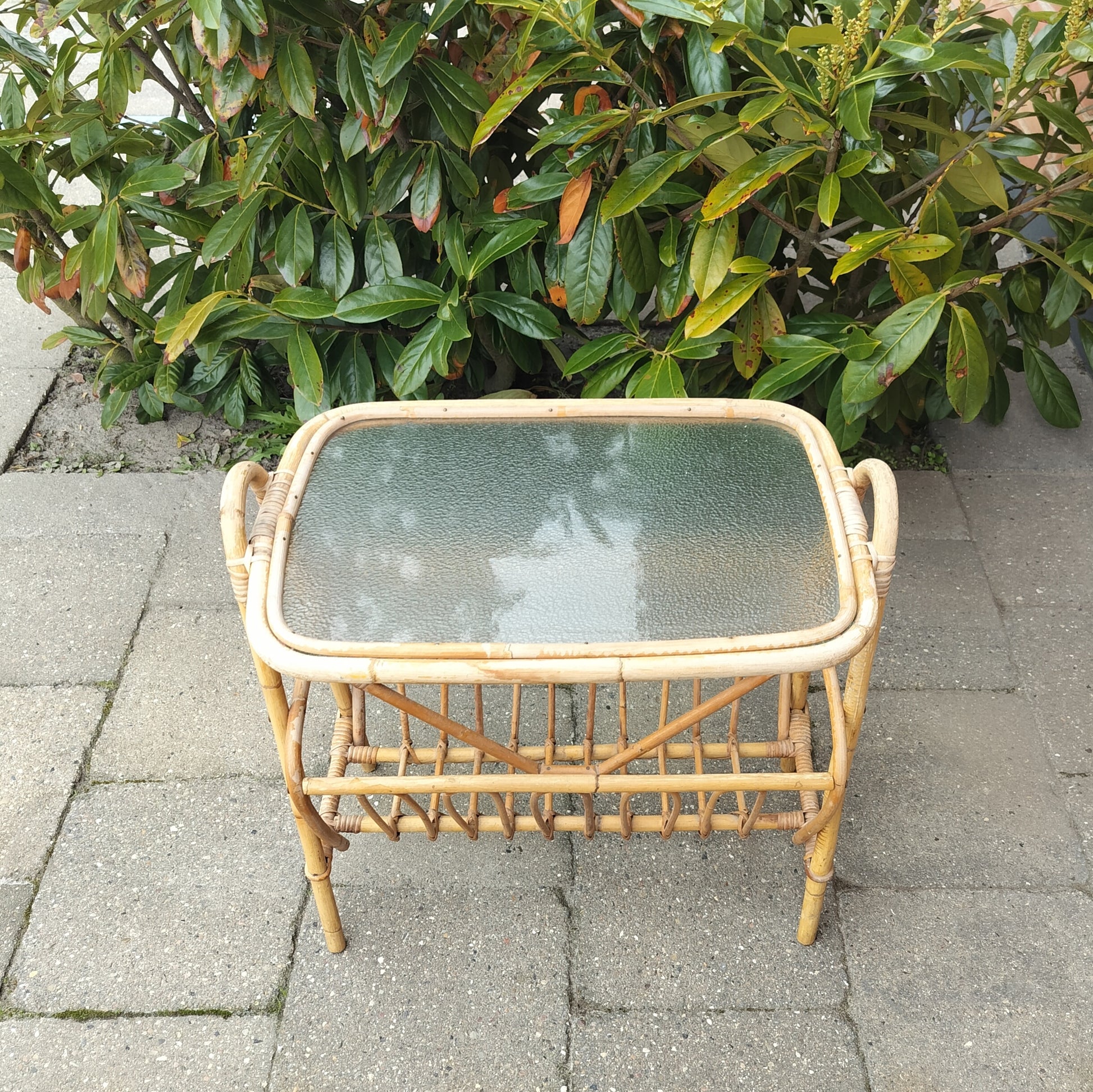 Secondhand - Bambus avisholder med matteret glasplade (7)