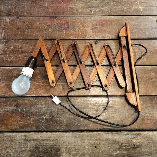 Secondhand - Sakselampe i teaktræ med sort ledning