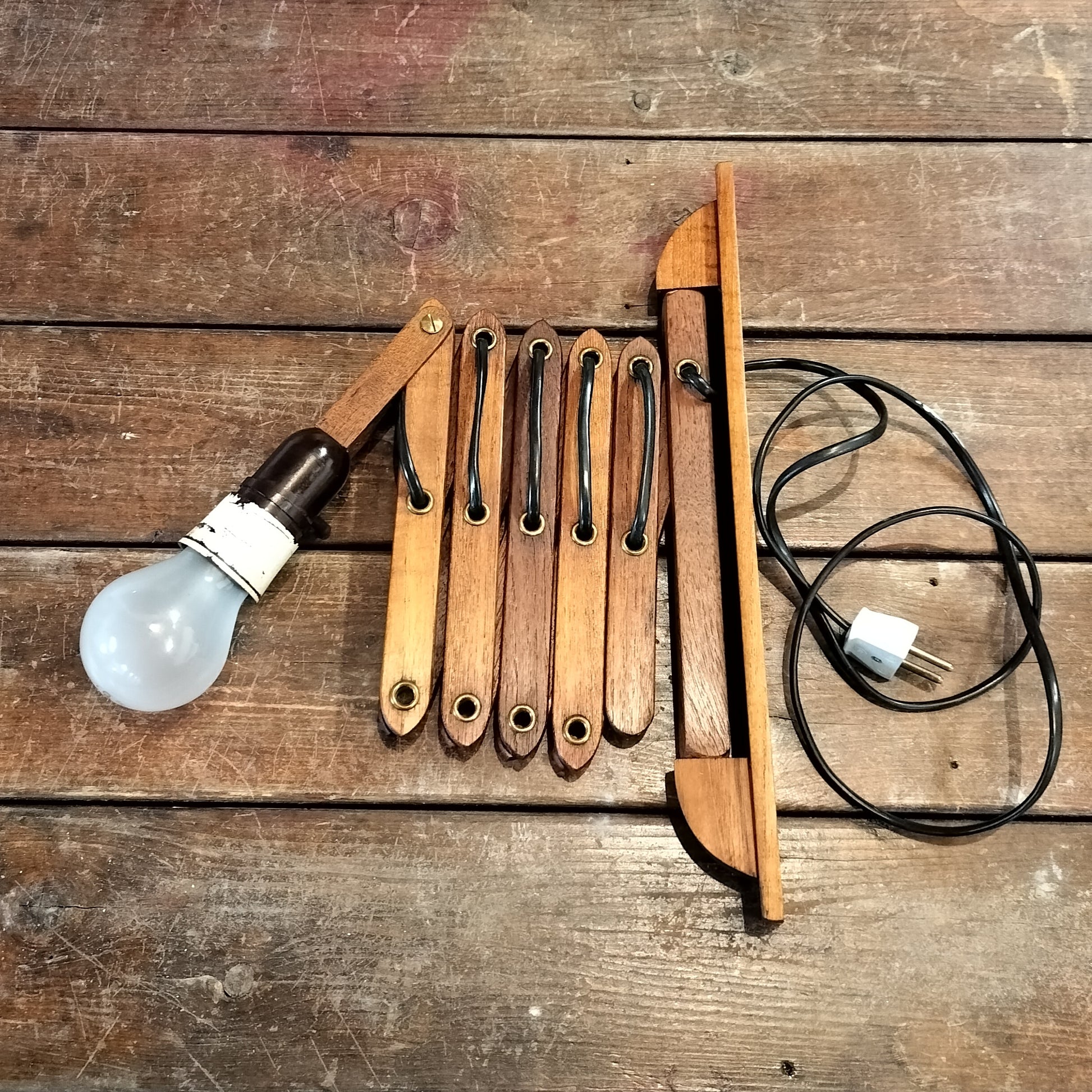 Secondhand - Sakselampe i teaktræ med sort ledning
