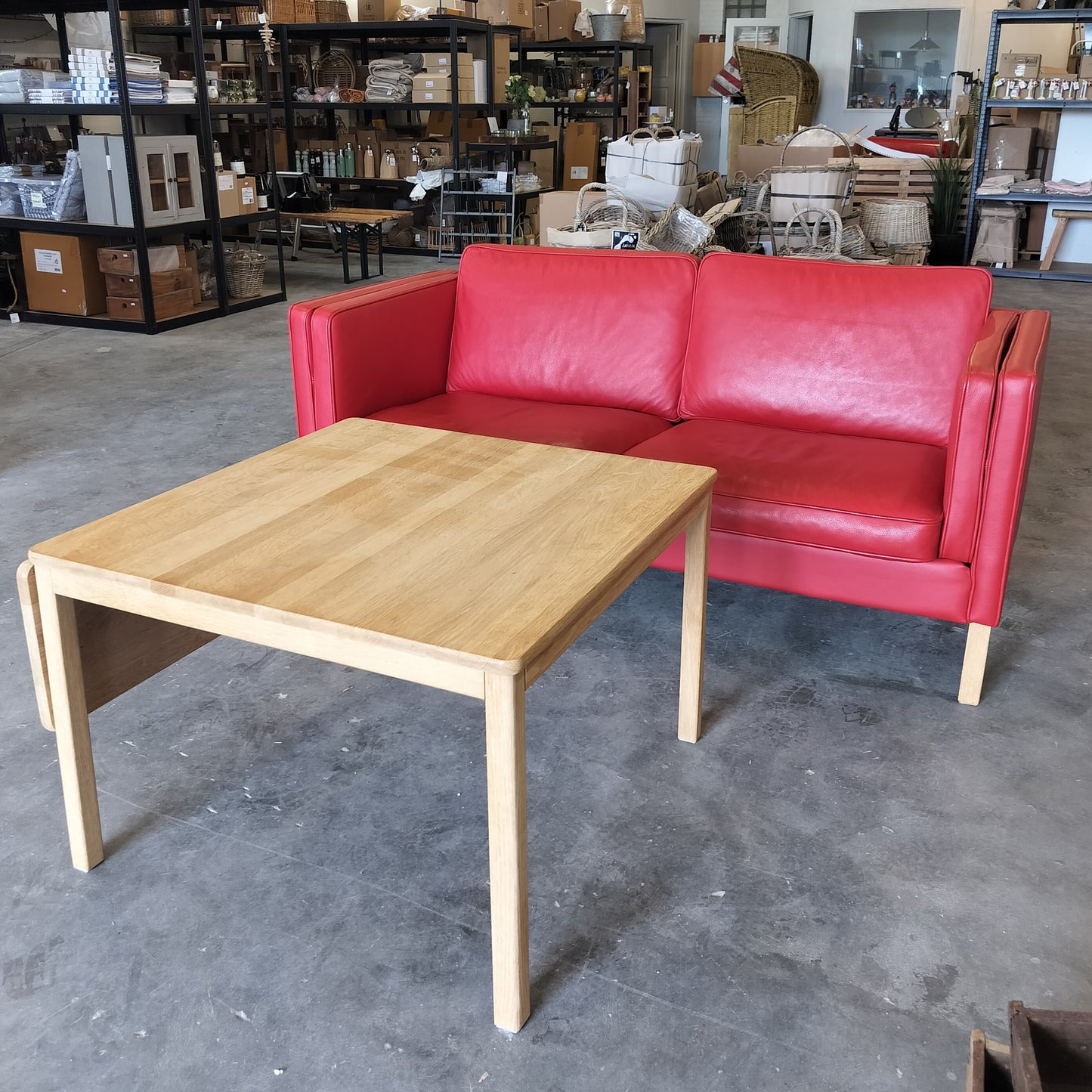 Secondhand - Rød læder sofa og egetræs sofabord AFHENTNINGSVARE