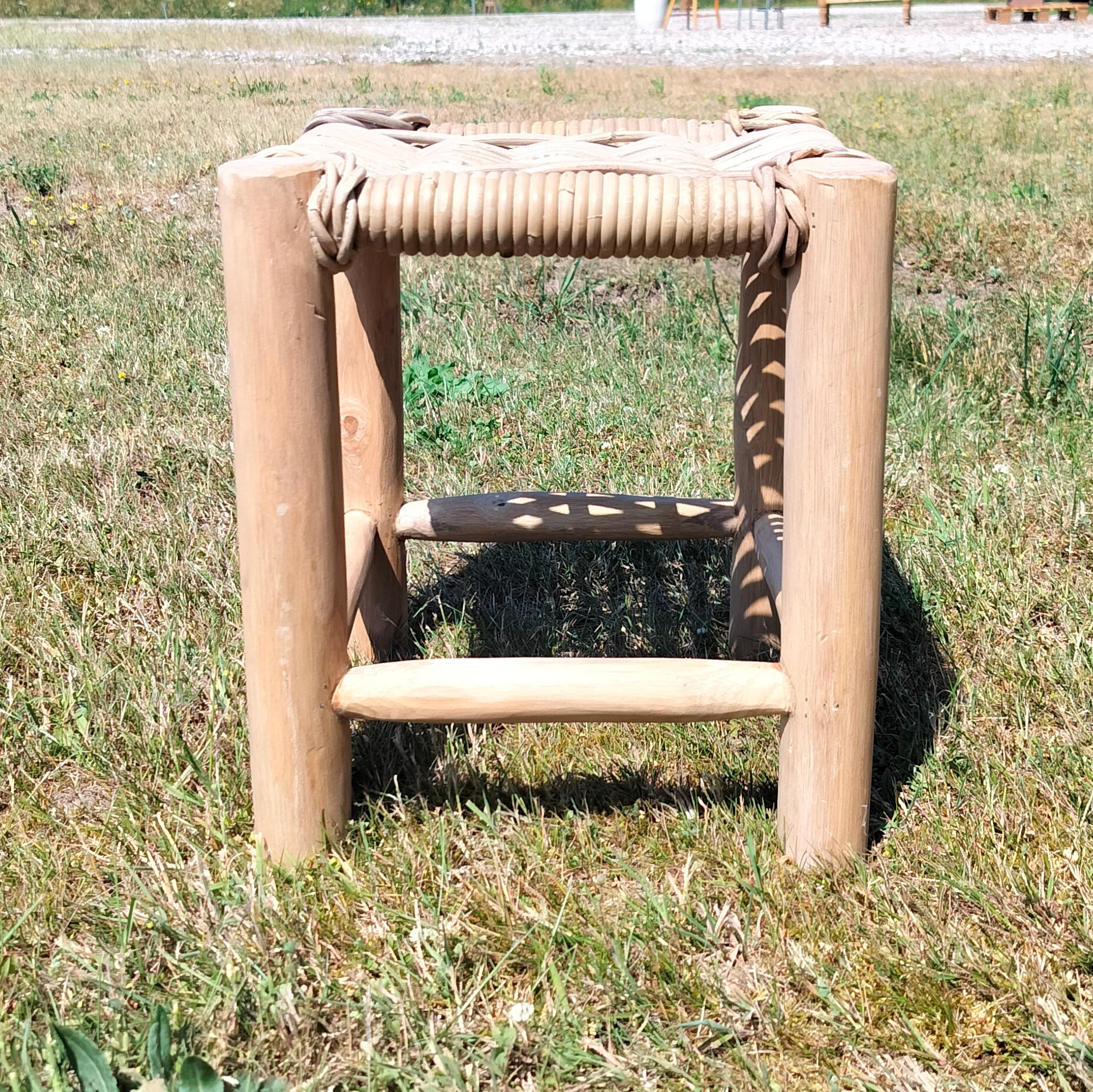 Secondhand - Træ skammel med rattan flettet top (lille)