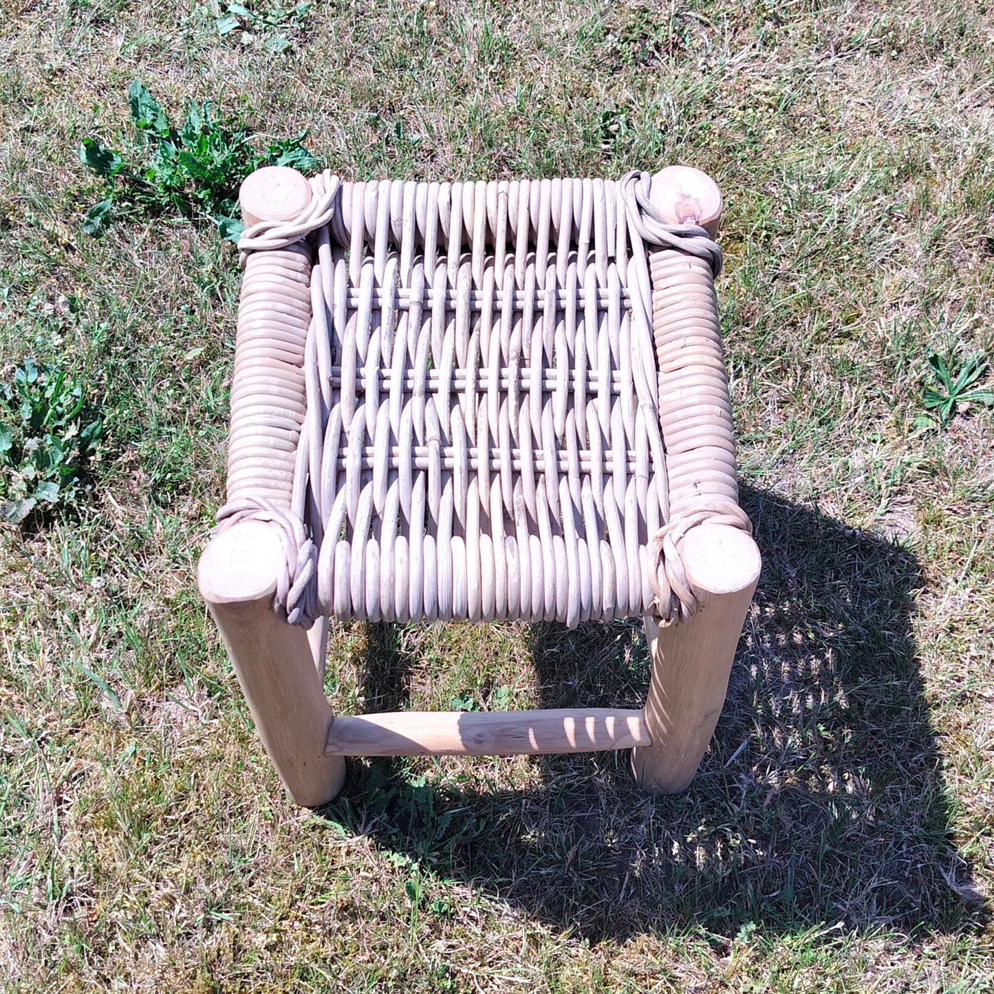 Secondhand - Træ skammel med rattan flettet top (lille)