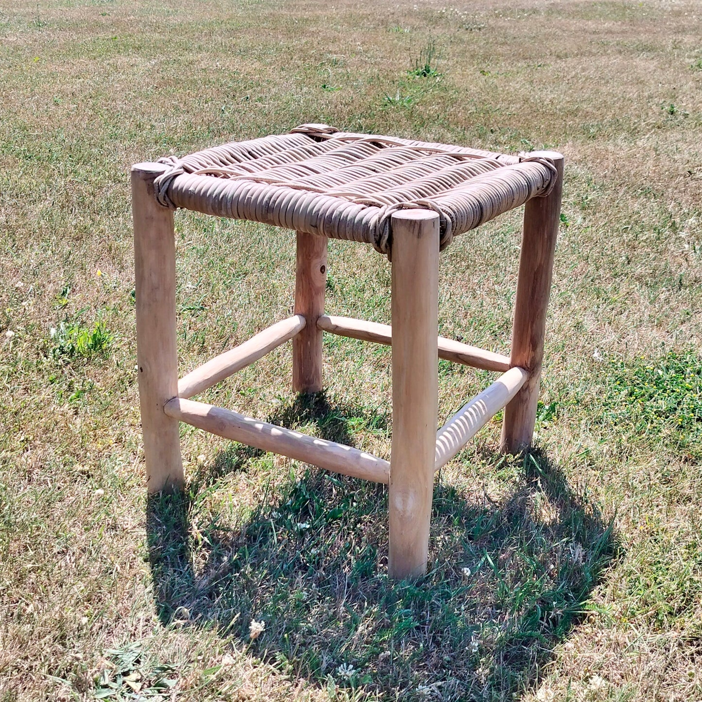 Secondhand - Træ skammel med rattan flettet top (stor)