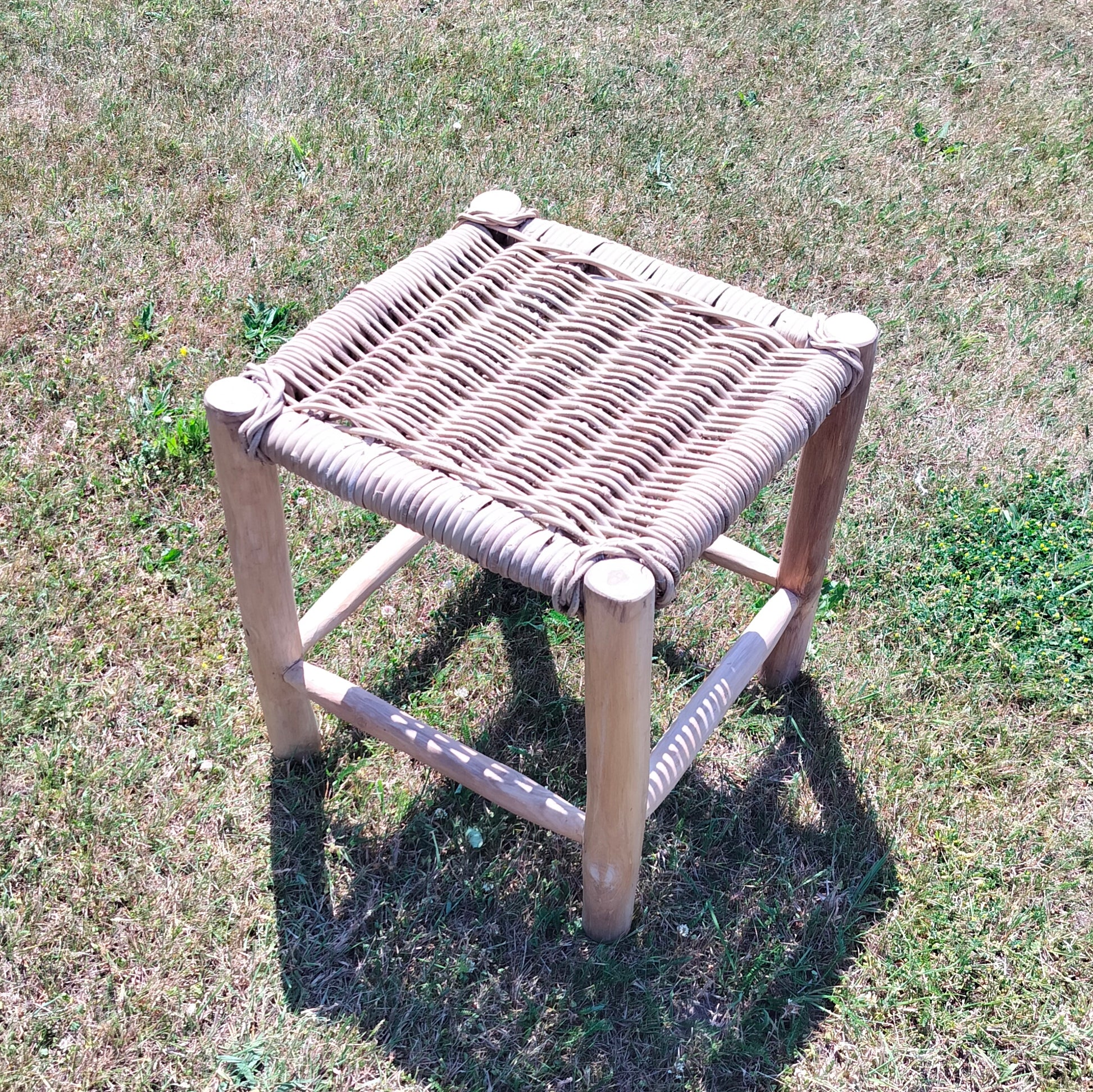 Secondhand - Træ skammel med rattan flettet top (stor)