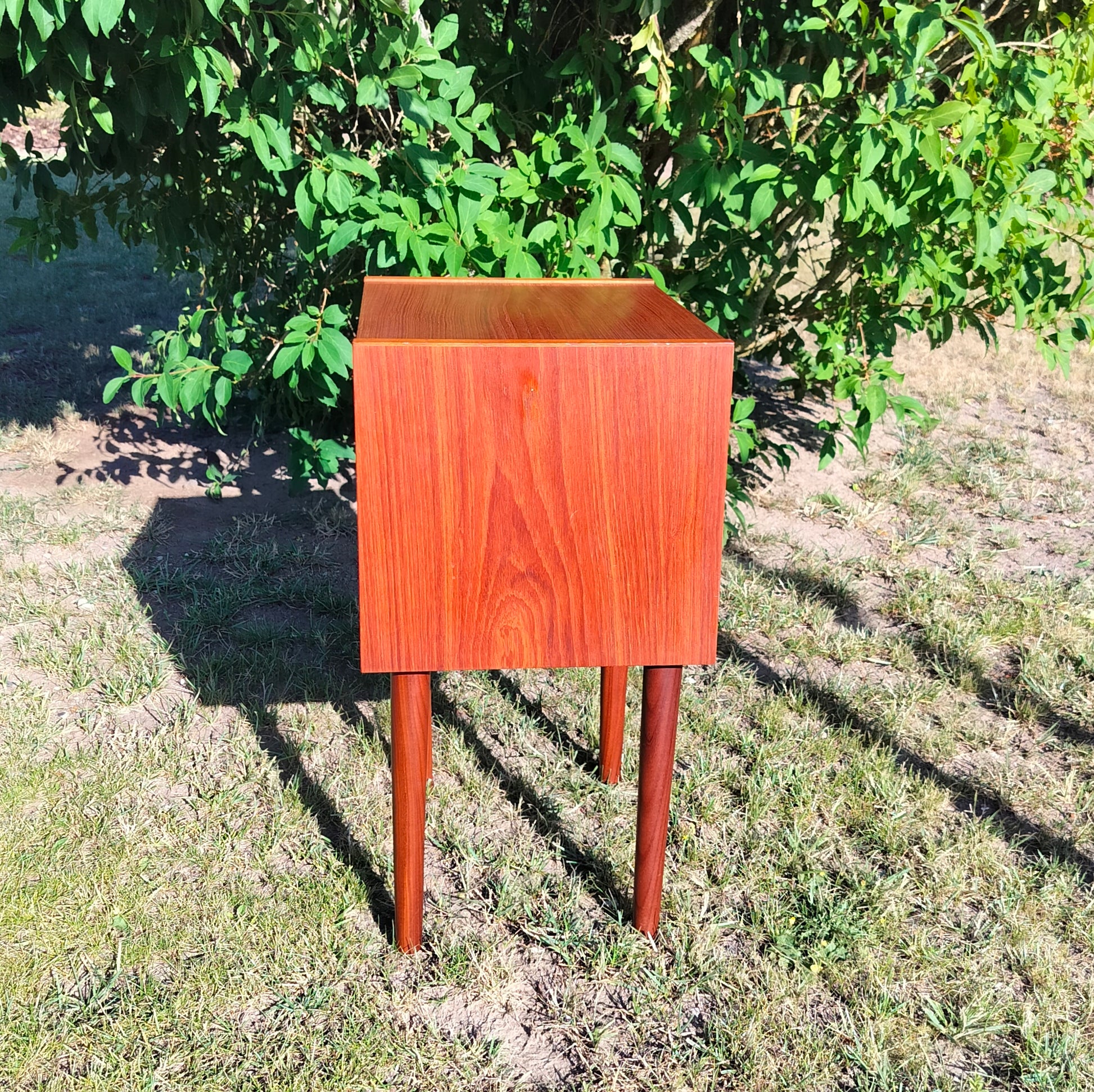 Secondhand - Teak sengebord med 2 skuffer