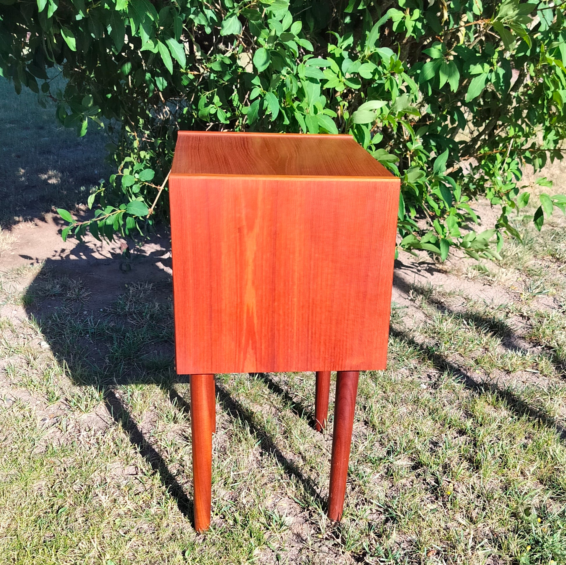 Secondhand - Teak sengebord med 2 skuffer