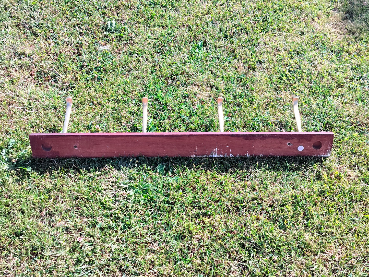 Secondhand - Teak knagerække med 4 messingfarvede dobbelt knager