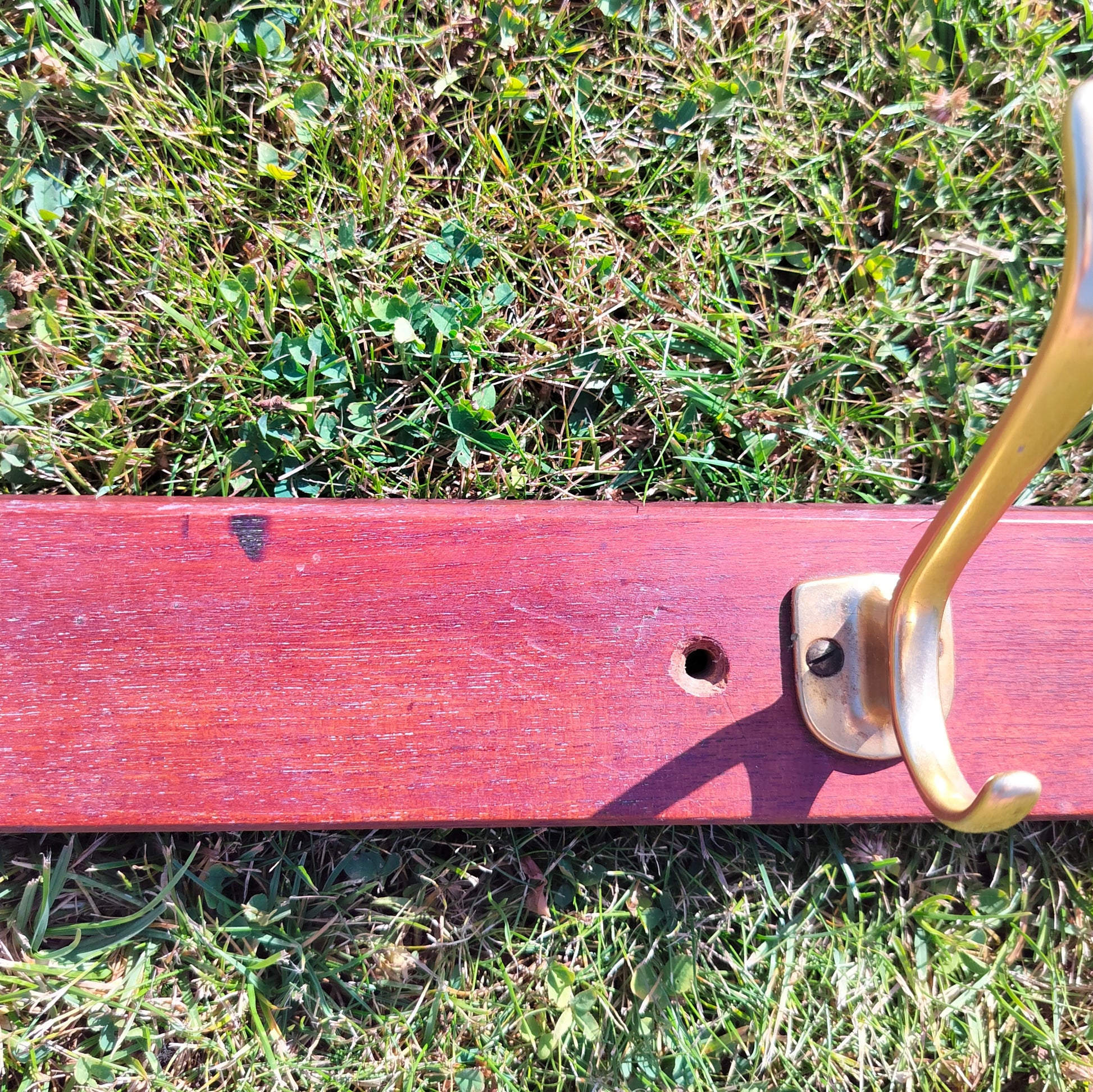 Secondhand - Teak knagerække med 4 messingfarvede dobbelt knager