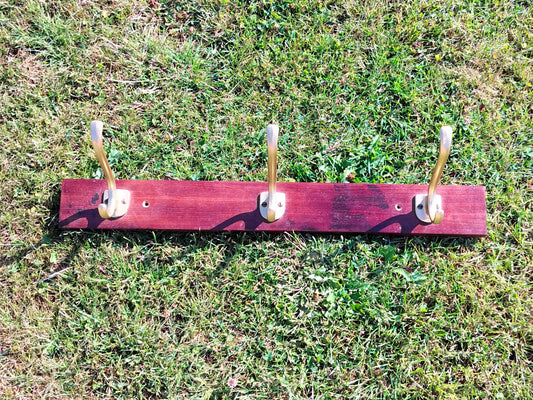 Secondhand - Teak knagerække med 3 messingfarvede dobbelt knager