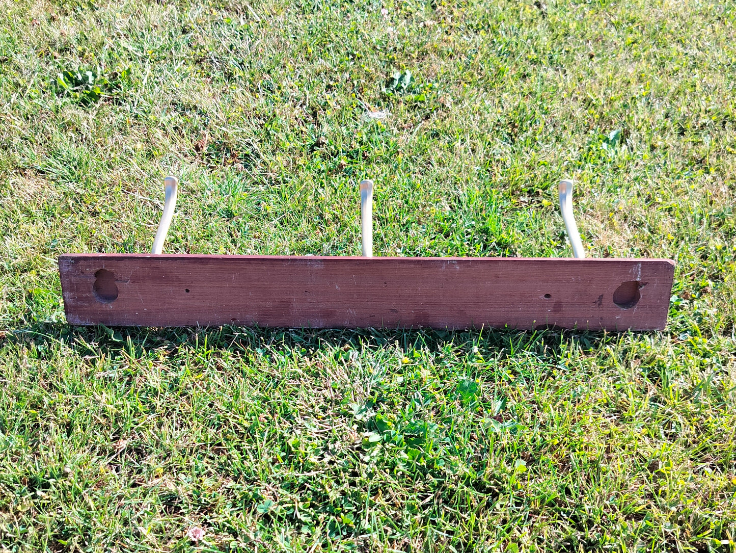 Secondhand - Teak knagerække med 3 messingfarvede dobbelt knager