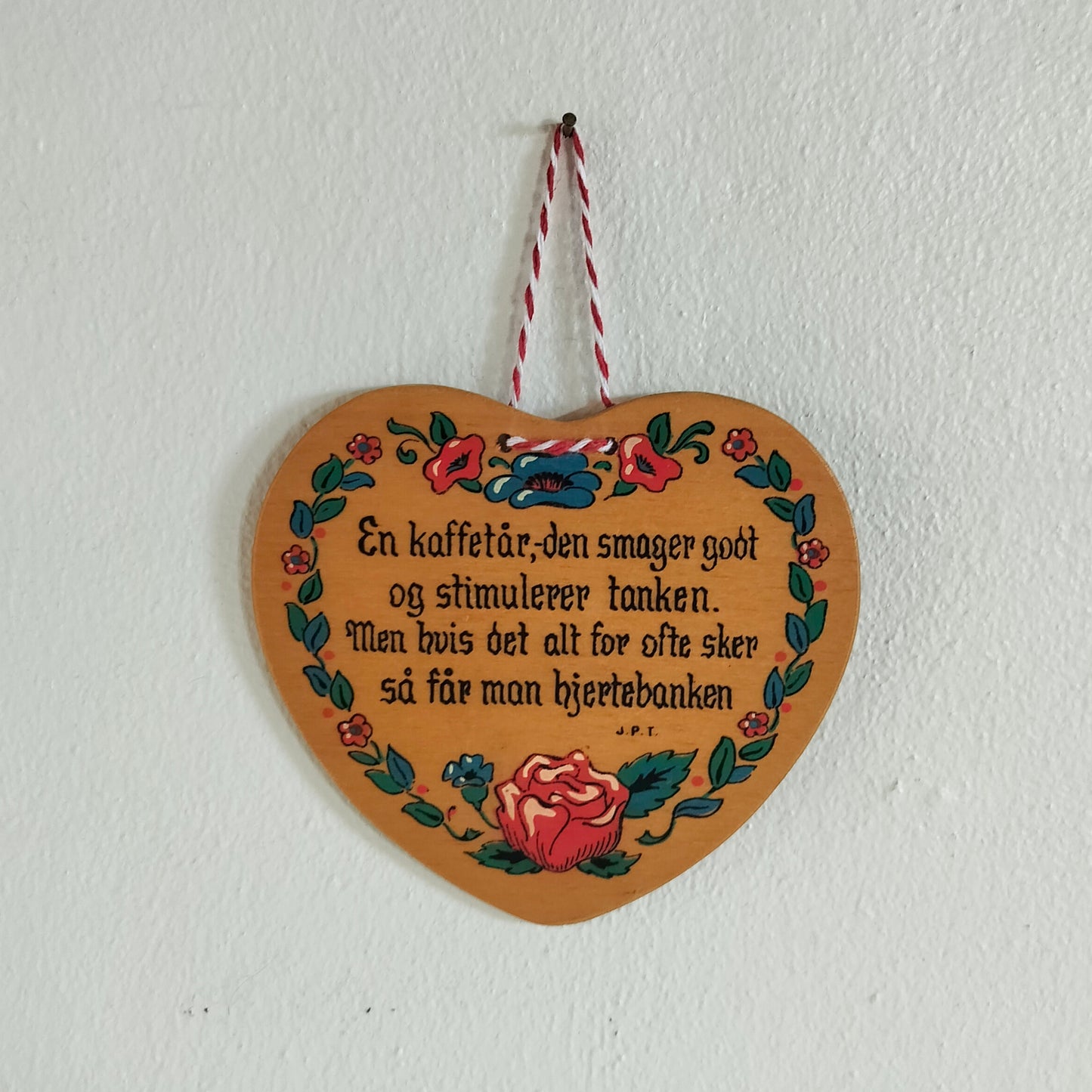 Secondhand dekorationshjerte / lokumshjerte med tekst om kaffe i naturfarve