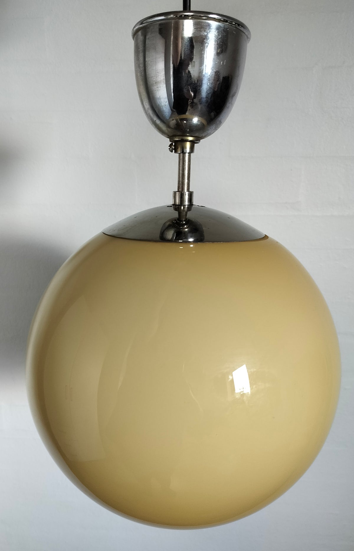Secondhand retro loftlampe – cremefarvet glaskugle Ø 25 cm