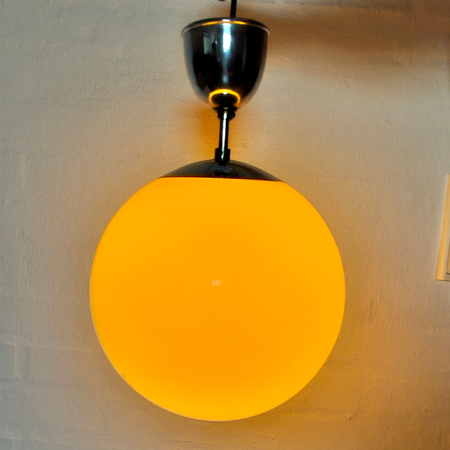 Secondhand retro loftlampe – cremefarvet glaskugle Ø 25 cm