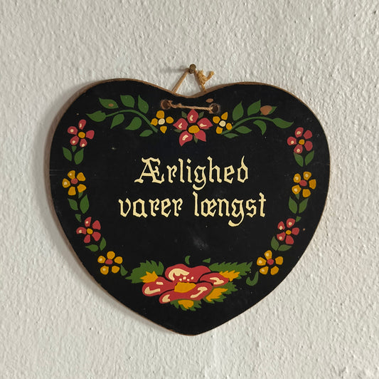 Secondhand dekorationshjerte / lokumshjerte sort med tekst