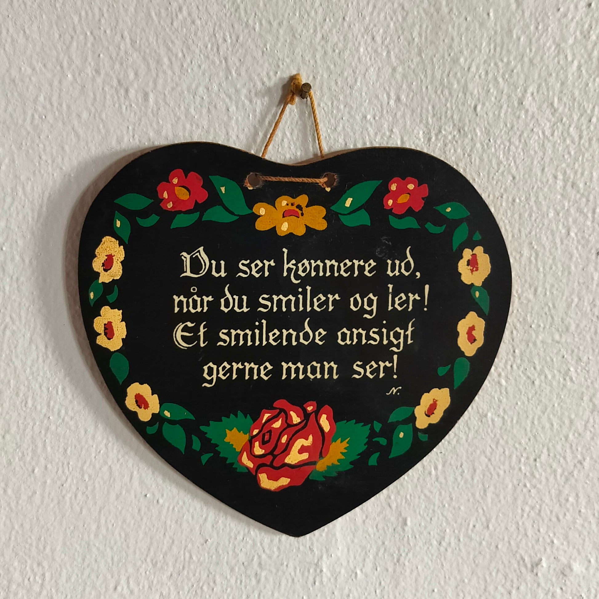 Secondhand dekorationshjerte / lokumshjerte sort med tekst