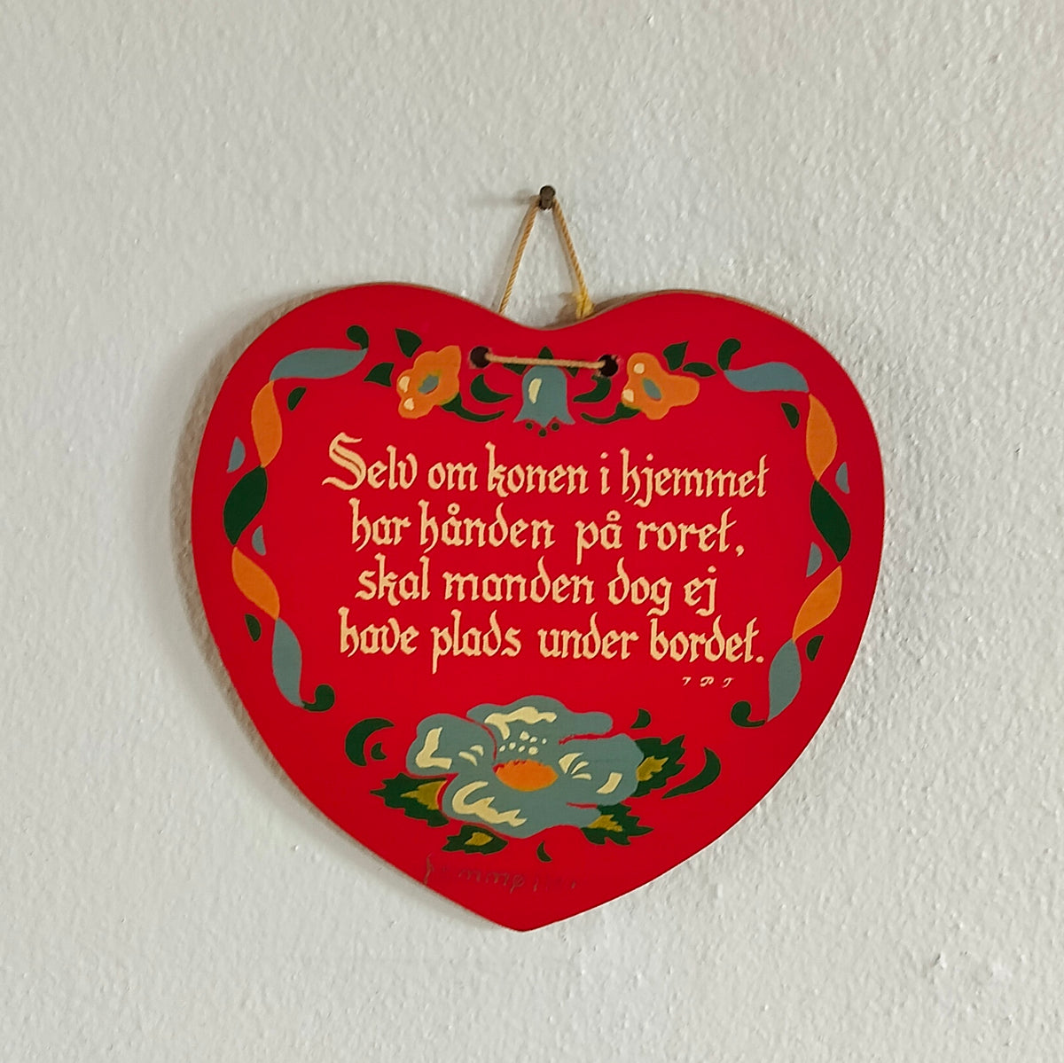 Lokumshjerte: Selv om konen i hjemmet har hånden på roret skal manden dog ej have plads under bordet.