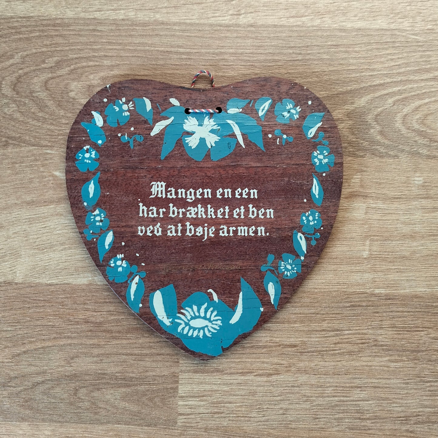 Lokumshjerte_ Mangen en een har brækket et ben ved at bøje armen.